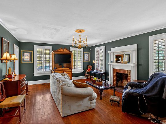 3rd image of 704 Carn St