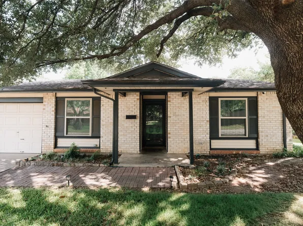 311 Town Creek Dr, Euless, TX 76039