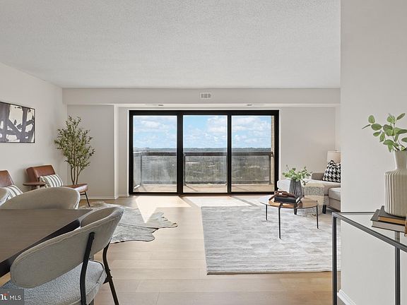 5th image of 203 Yoakum Pkwy APT 1516
