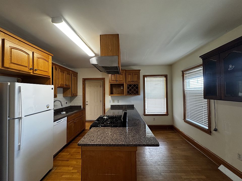 1st image of 32 Hume Ave #2