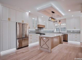 10 Chelsea Dr, Port Washington, NY 11050