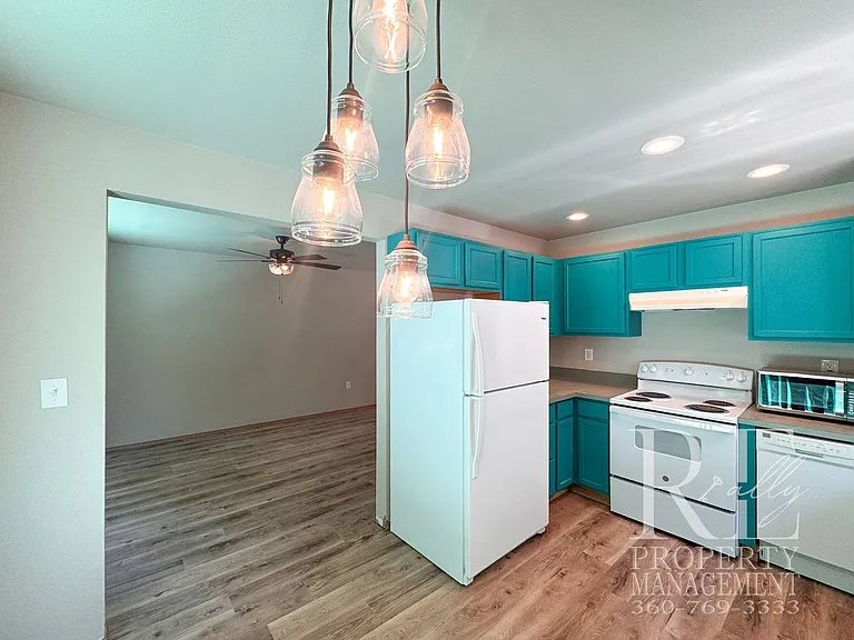 2090 NE Green Glen Ln — Photo 7