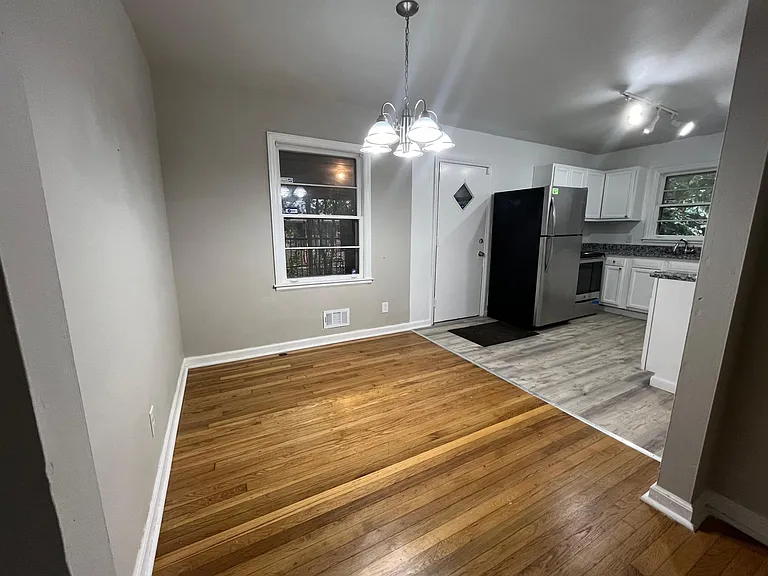 1381 Oakview Cir — Photo 2