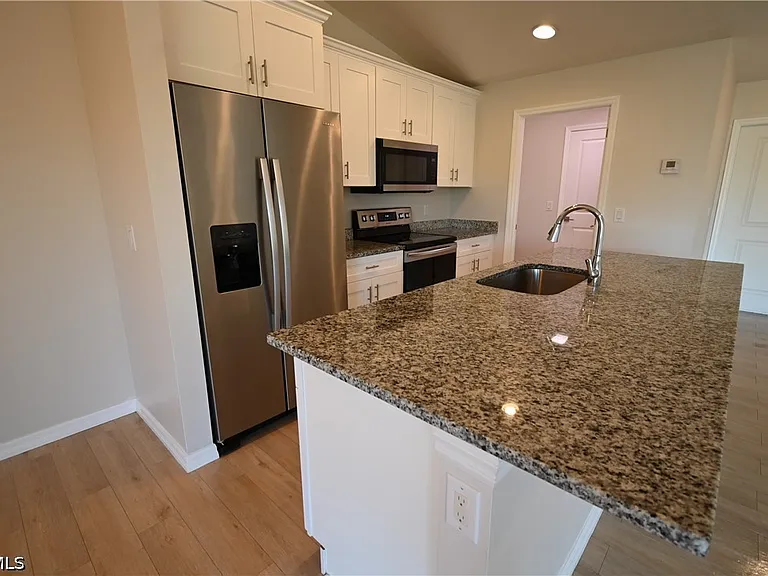 1914 NE 13th Pl — Photo 3