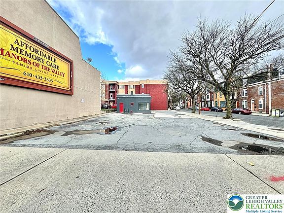 5th image of 953 W Walnut St