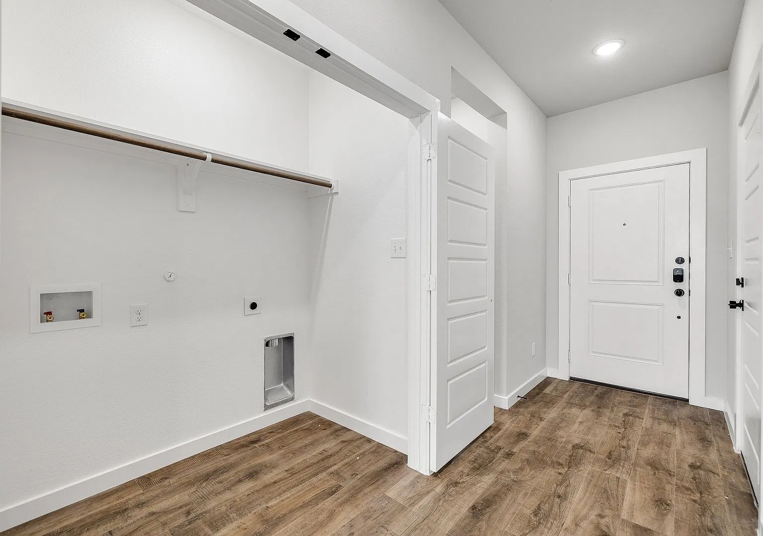 Available Now! Luxurious Duplex Located On 1-Acre Lot In Midlothian, Tx! — Photo 4