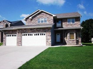 9327 Minnesota Ln N, Maple Grove, MN 55369