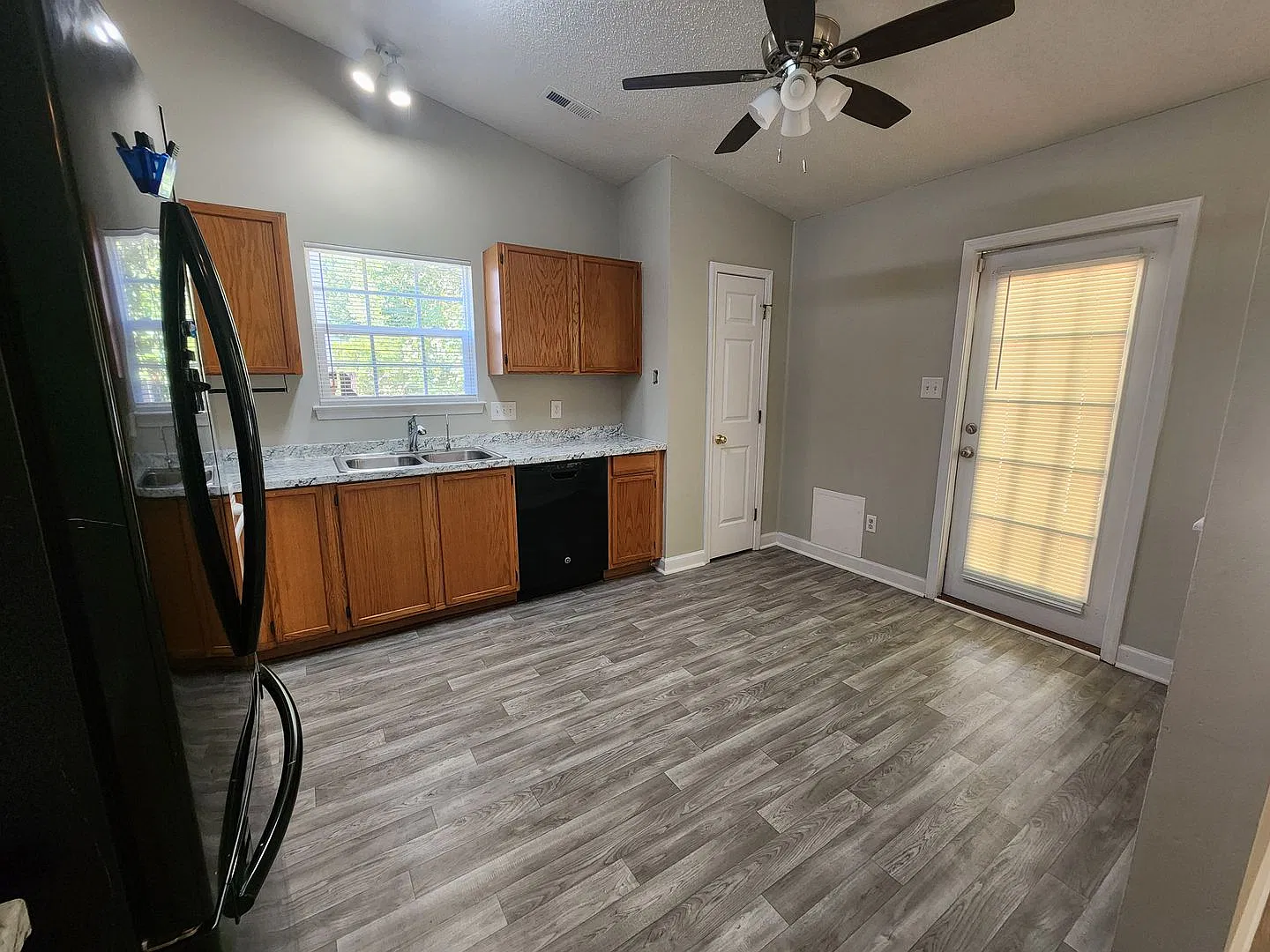 3 Bedroom Home Near University Area — Photo 3