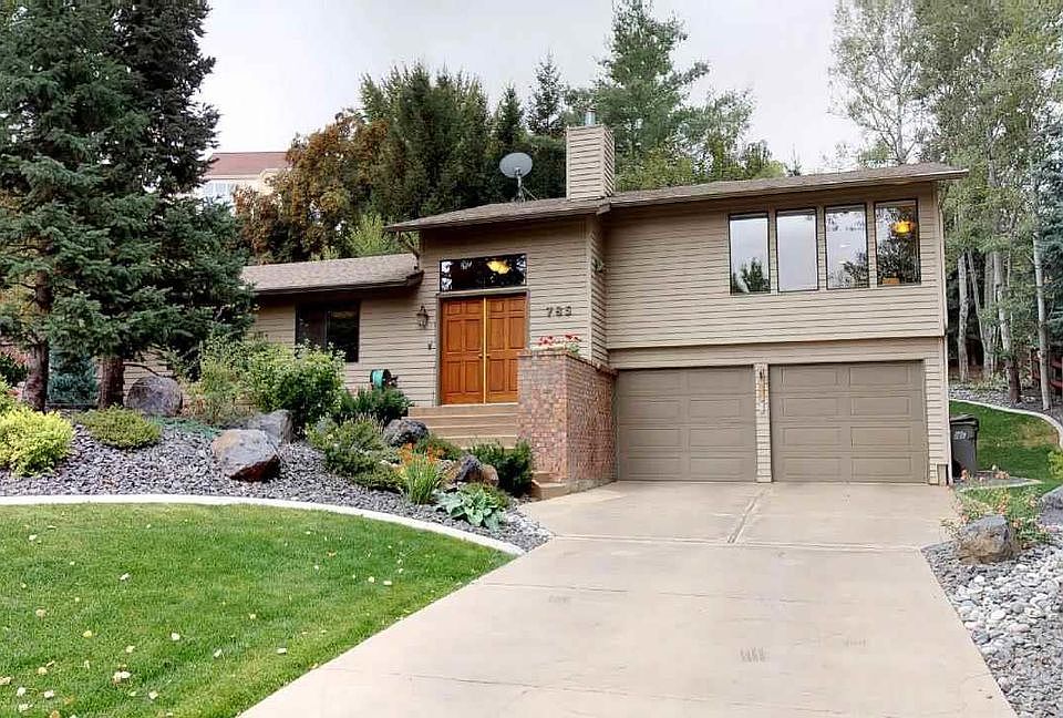 1st image of 785 SE Edge Knoll Dr