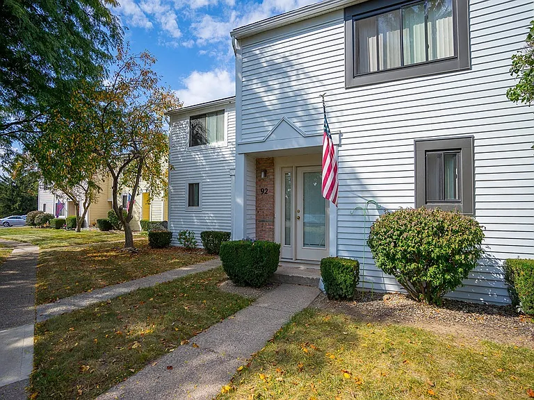 Willow Pond Apartments & Townhouses — Photo 16