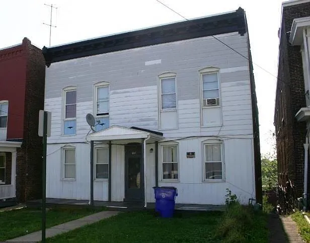 3 bed, 1050 sqft, $1,300 — Photo 1