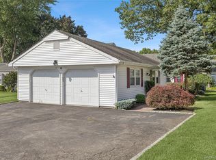 4 Flair Way, Coram, NY 11727