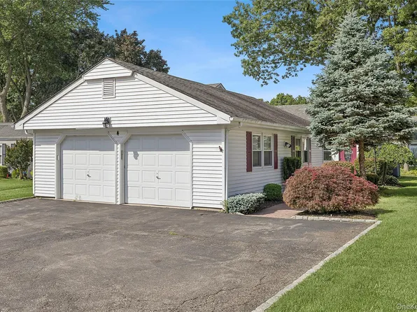 4 Flair Way, Coram, NY 11727