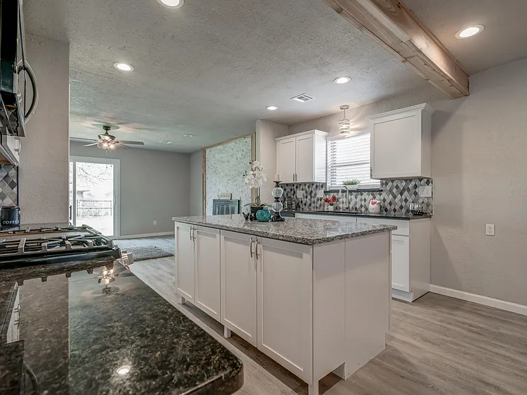 605 Saint James Pl — Photo 18