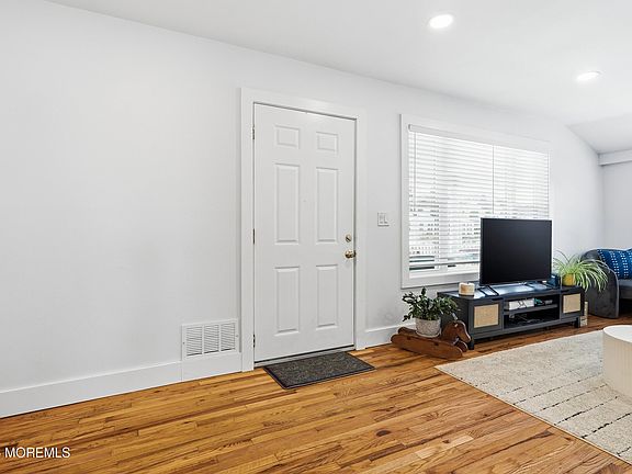 4th image of 521 Myrtle Avenue