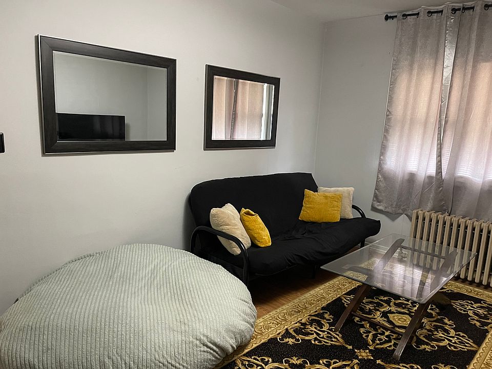 2nd image of 1020 2nd St Unit 1