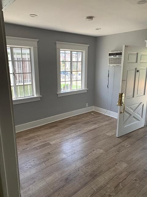2nd image of 4212 1/2 Walton Ave