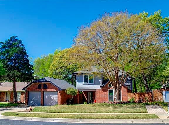 2nd image of 2303 Holly Dr