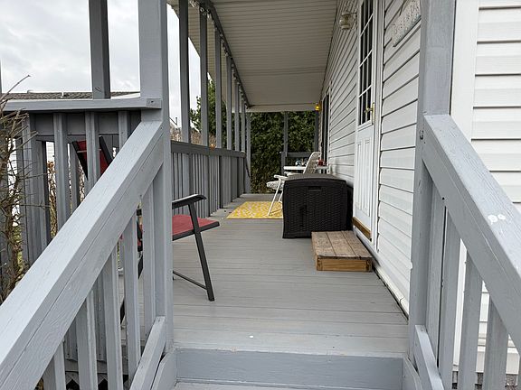 5th image of 214 Begonia Dr
