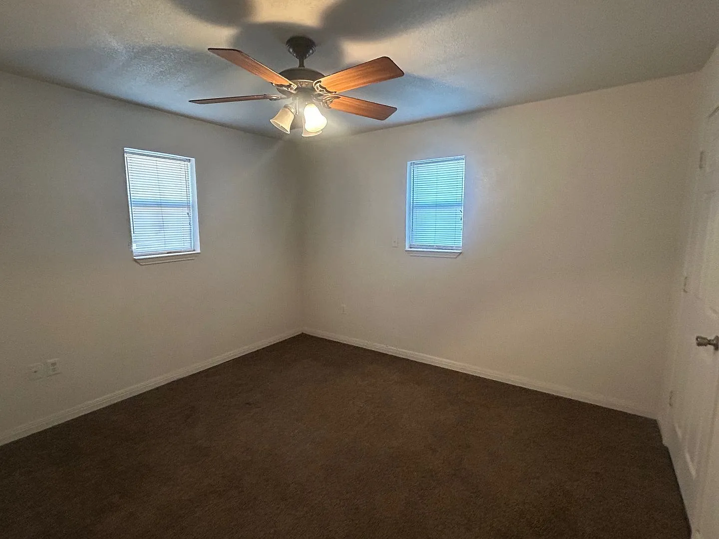 Perfect Elm Mott Duplex — Photo 2