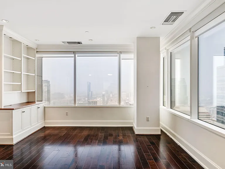 50 S 16th St #4304 — Photo 1