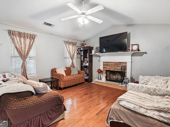 5th image of 367 Benjamin Dr