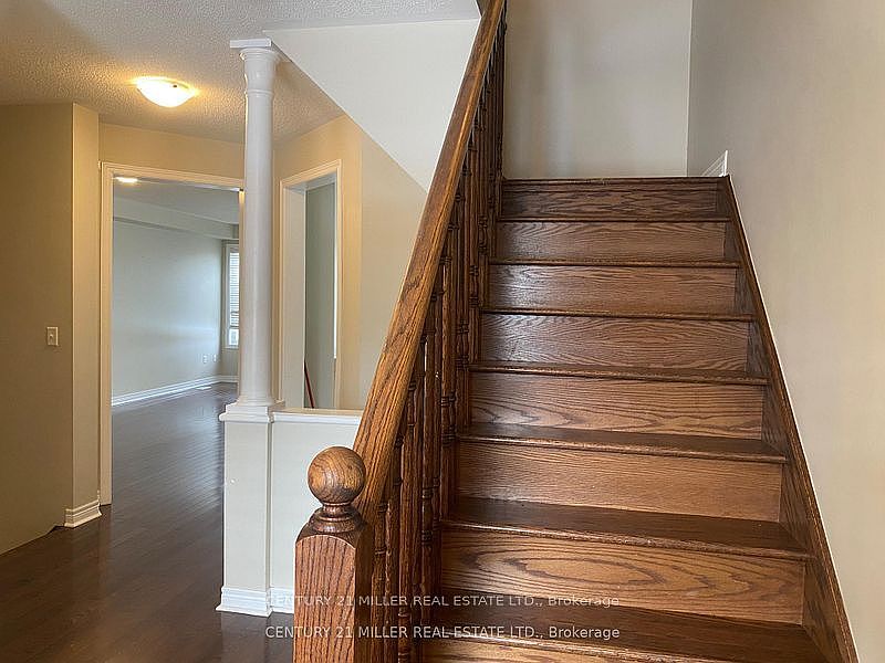 Oakville Townhouse for rent - 3 Bedrooms — photo 2