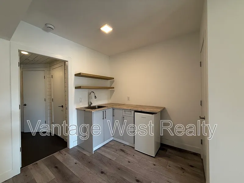 3859 Carrall Rd #2