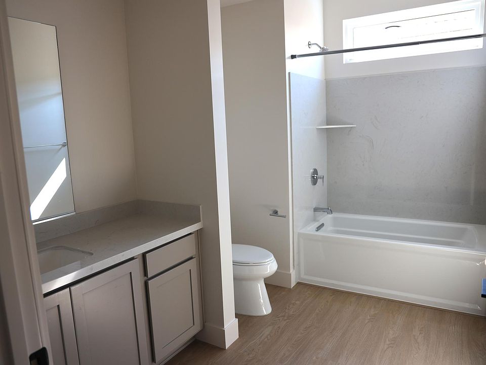 Bathroom with 5' tub/shower