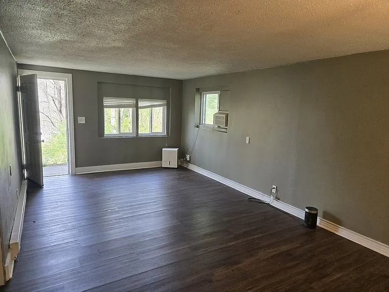 107 Hollyberry Ln — Photo 2