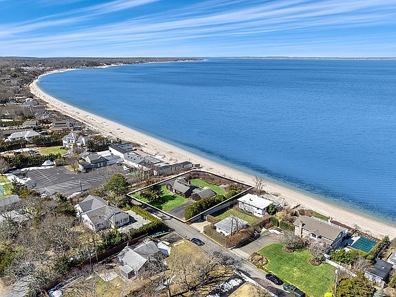 3rd image of 22 Peconic Cres