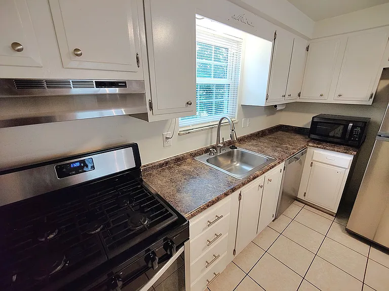 304 Constitution Ave — Photo 6