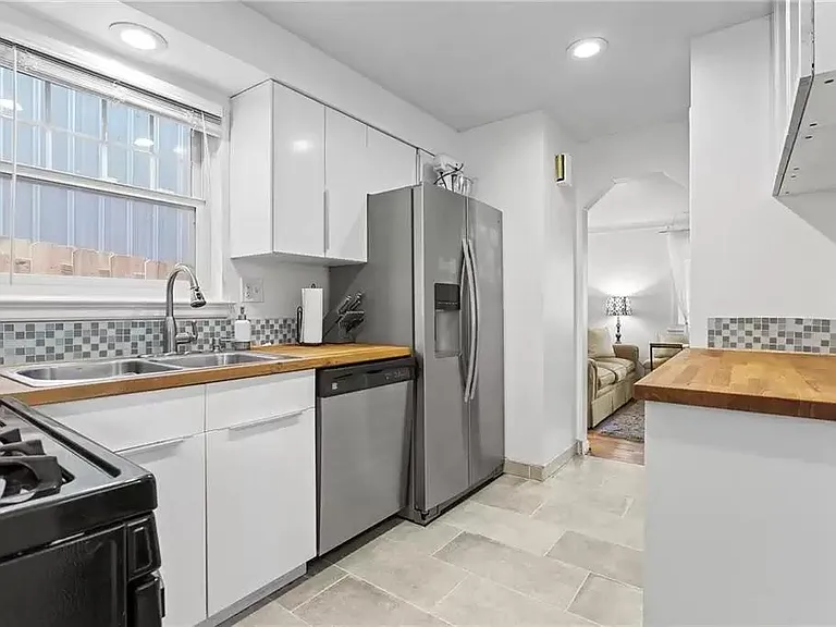 Kitchen with window @ the sink!!