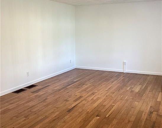 5th image of 4 Legris Commons Ln Unit 4