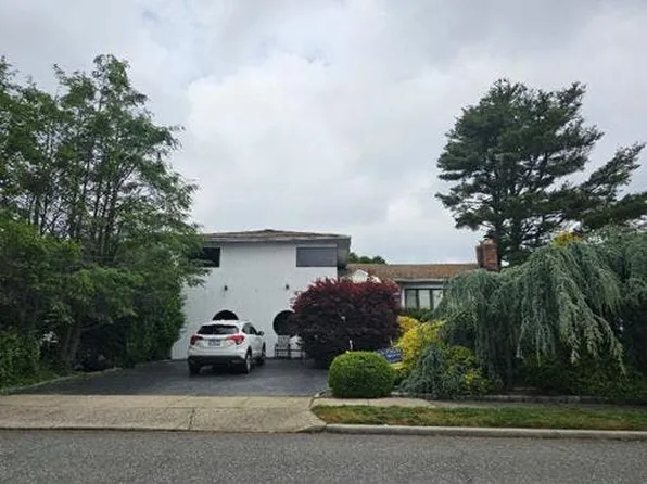 2 Sullivan Dr, Jericho, NY 11753