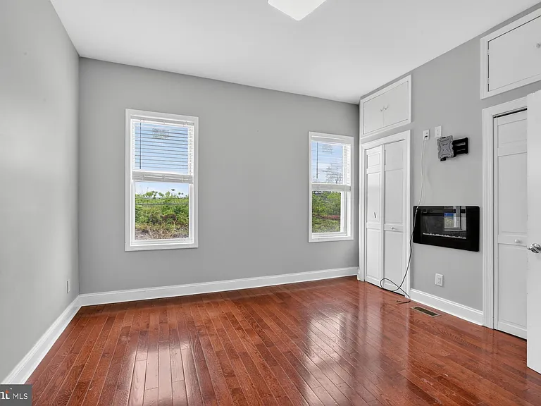 2319 E Somerset St — Photo 15
