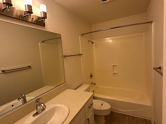 3rd image of 4415 Clairemont Dr APT 4
