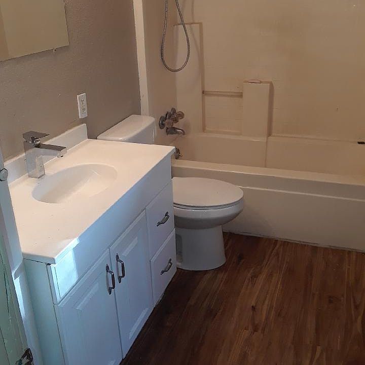 2nd image of 688 Lee St