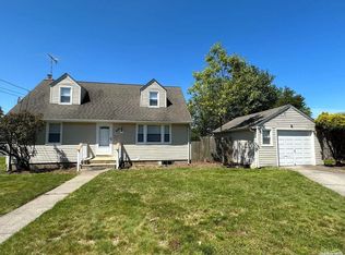 4 Cornwall Ln, Hicksville, NY 11801