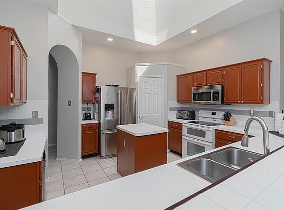 4th image of 609 Easton Ln