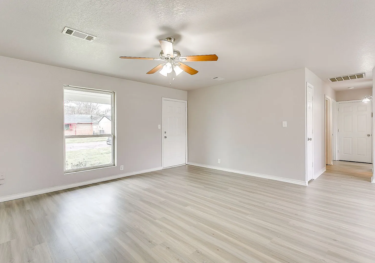 Super Cute home located in the Heart of Burleson! — Photo 4