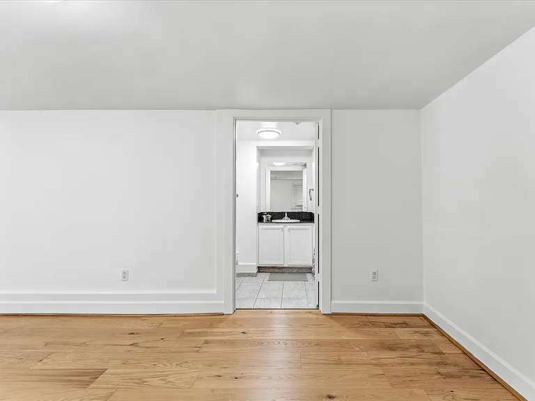 1714 NW Couch St #20 — Photo 17