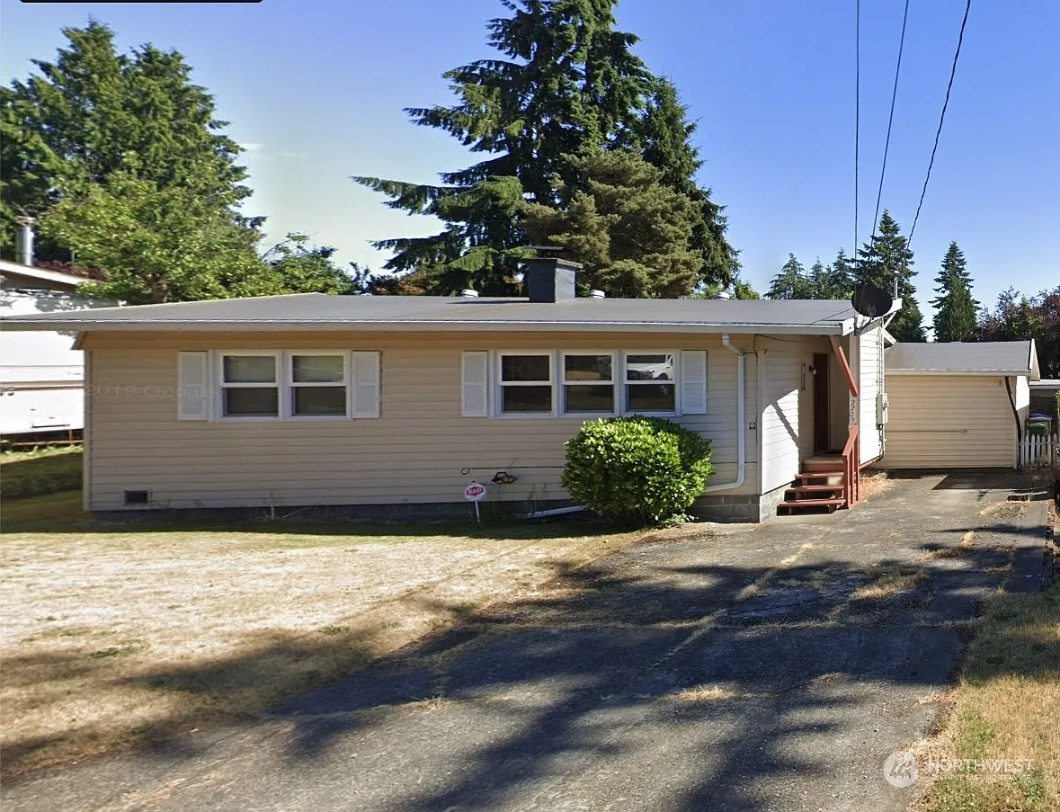 2209 NE 9th Place photo 1