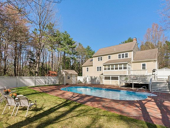 3rd image of 19 Windsor Pines Drive