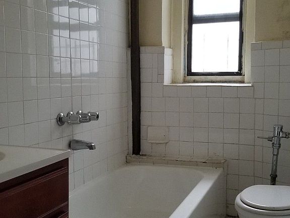 5th image of 193 Martense St APT B5