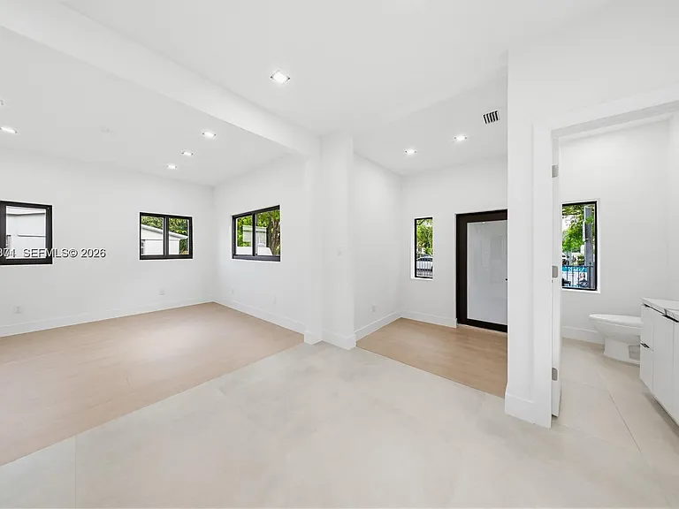 1021 NW 48th St — Photo 10