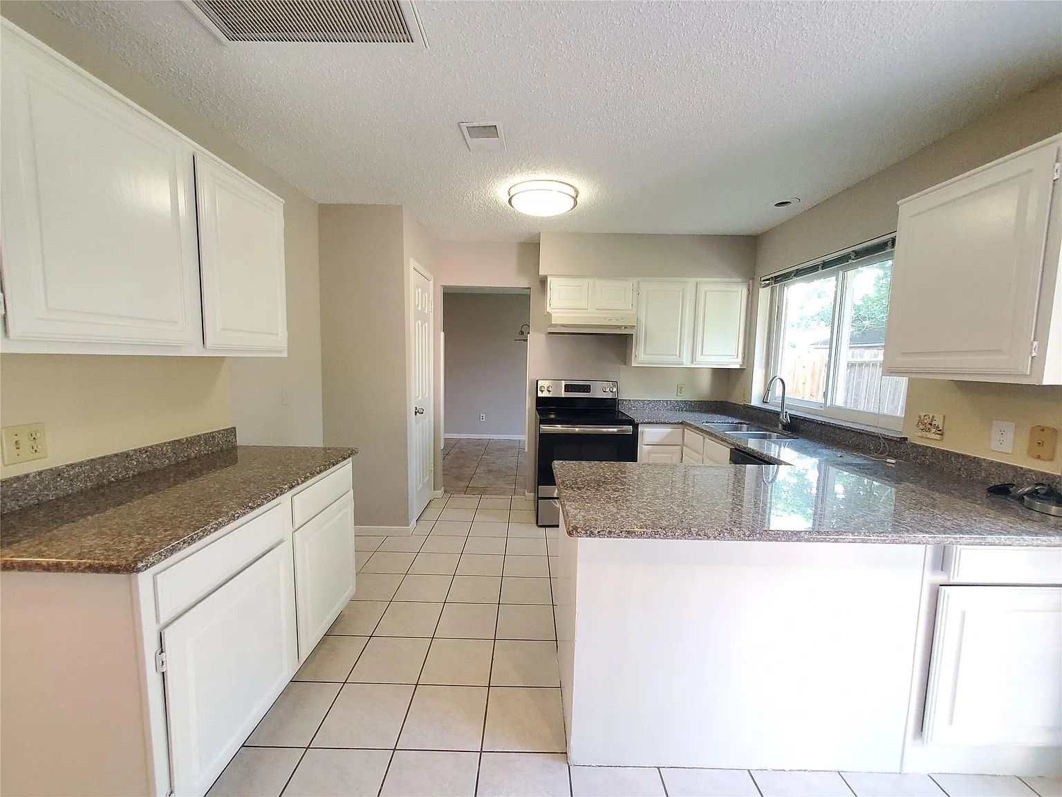 4 bed, 2.5 bath, 2356 sqft, $2,200 — Photo 2
