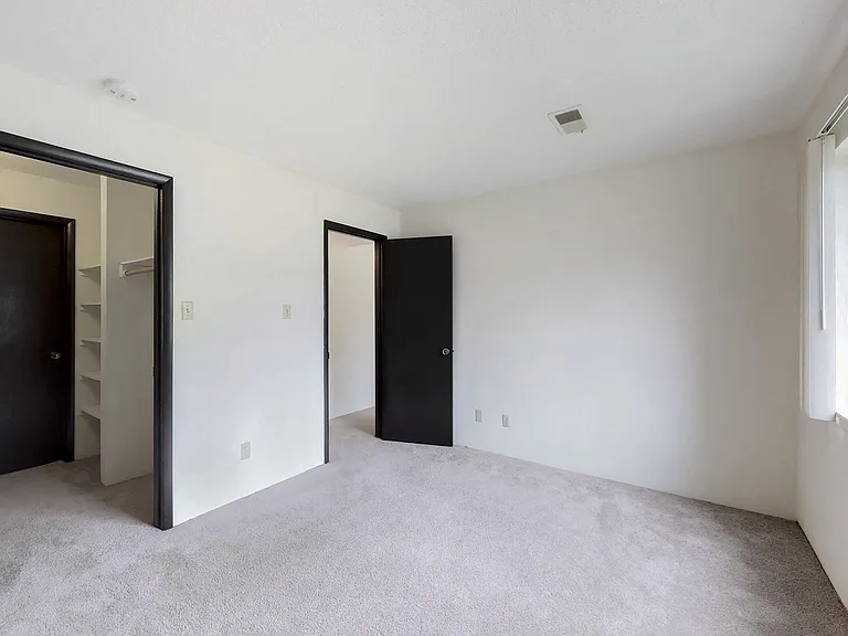 Sherwood Glen — Photo 36