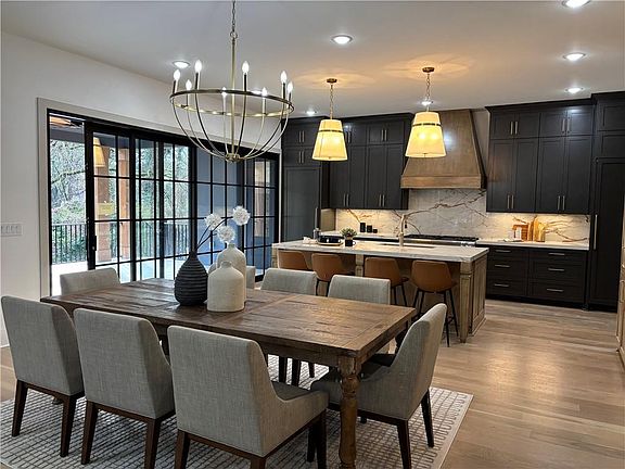 5th image of 180 Thompson Pl