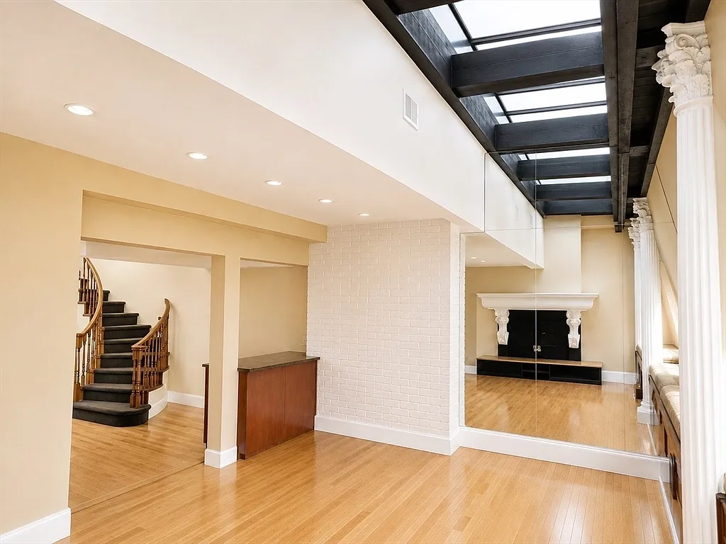 3 bed, 2.0 bath, 1250 sqft, $5,500 — Photo 2